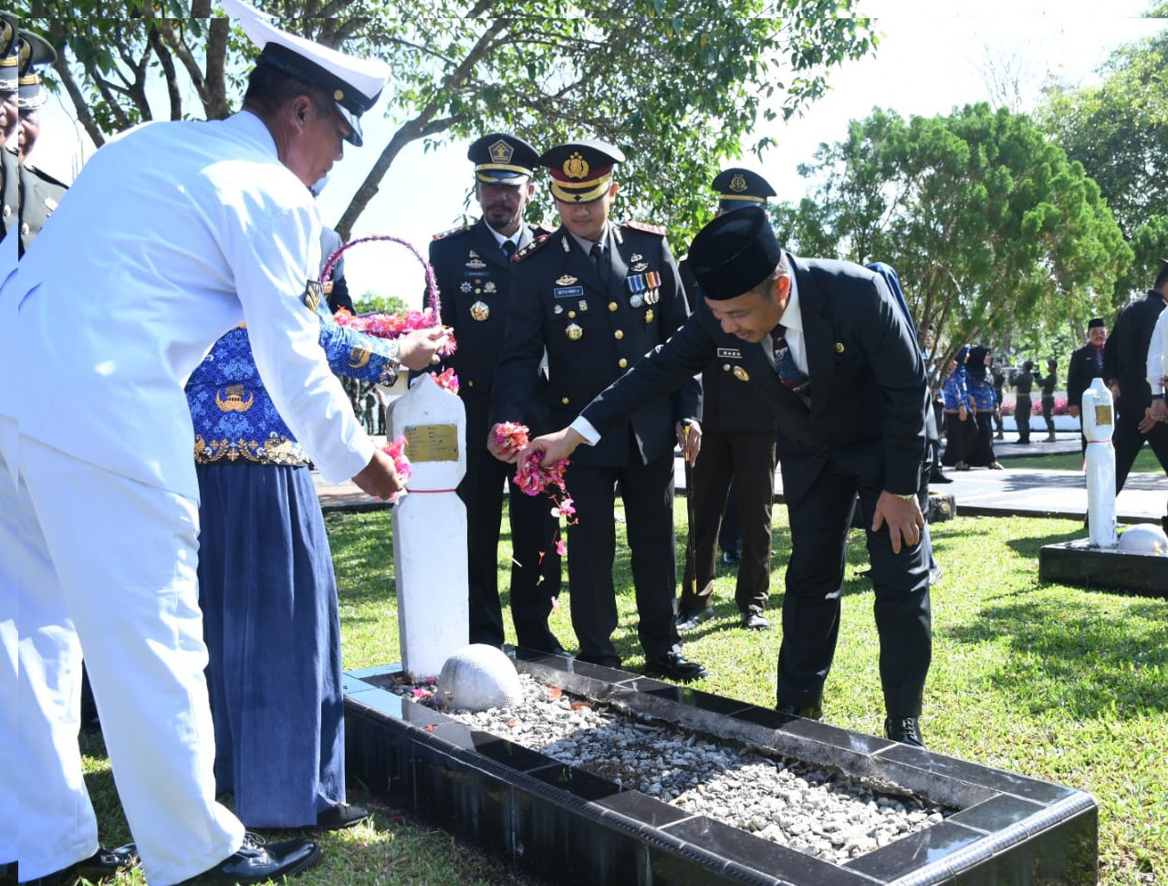 Peringati Hari Pahlawan Wabup Bagus Santoso Ziarah Ke Makam Pahlawan