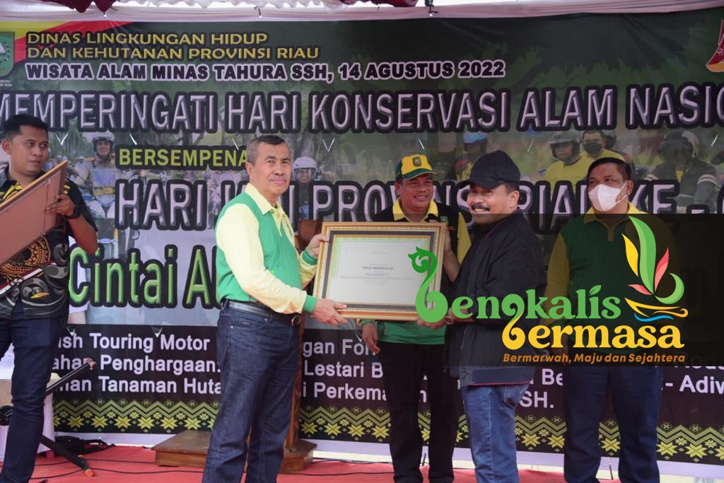 Bupati Kasmarni Terima Piala Penghargaan Lomba Kota Bersih Bengkalis