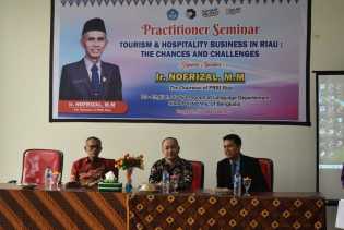 Prodi D3 Bahasa Inggris Polbeng Gelar Seminar Praktisi Tourism and Hospitality