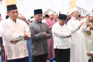 Bupati Amril dan Dandim 0303 Bengkalis Tarawih Perdana di Arafah