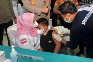 Vaksinasi Massal Presisi, Abeng Putra Bungsu Bupati Kasmarni Turut Divaksin