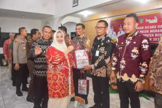 Bupati Kasmarni Salurkan 100.000 Paket Sembako Murah untuk 11 Kecamatan