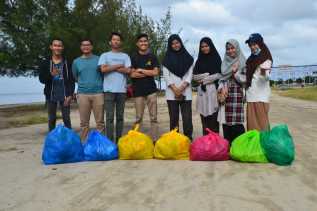 Komunitas Bijak Bersih Gelar Bersih-Bersih di Lapangan Pasir Bengkalis