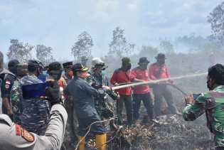 Plh Bupati Bengkalis dan Dandim 0303 Pantau Petugas Pemadam Karhutla di Tanjung Kapal