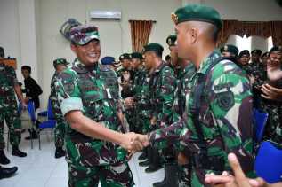 Pangdivif 1/Kostrad Mayjen TNI Agus Rohman Tinjau Karhutla Lewat Udara