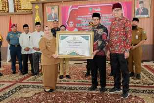 Bupati Kasmarni Terima Anugerah Bidang Dakwah