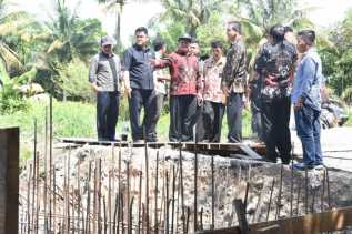  Bupati Amril Kecewa Lihat Kemajuan Pembangunan Box Culvert di Tegal Sari Ujung