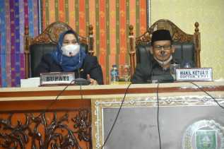 Bupati Kasmarni Sampaikan Jawaban Pandangan Umum Fraksi DPRD Terkait Ranperda Pertanggungjawaban APBD 2020