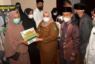 Bupati Kasmarni Serahkan Bantuan Pendidikan dan Launching 2 Buku dari Baznas Bengkalis