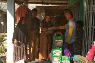 Dinsos Kabupaten Bengkalis Serahkan Bantuan untuk Korban Kebakaran di Semunai