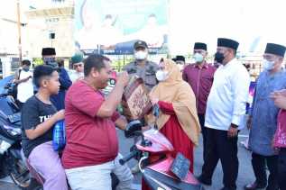 Bupati Bengkalis dan Dekranasda Bagikan 100 Takjil