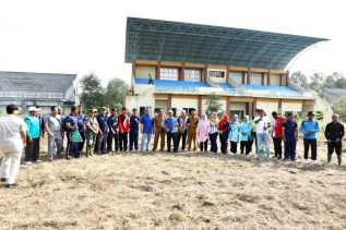Wabup Bagus Santoso dan Forkopimcam Siak Kecil Goro Bersihkan Stadiun Terbengkelai