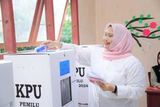 Bupati Kasmarni Salurkan Hak Suara di TPS 03 Desa Muara Basung Pinggir