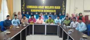 Ketua LAMR Bengkalis Terima Kunjungan Majelis Guru SD Negeri 5 Bengkalis, Dorong Penguatan Pemahaman Adat Melayu