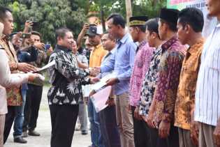 Bupati Bengkalis Amril Mukminin Serahkan 347 Sertifikat untuk Warga Eks Transmigrasi di Siak Kecil