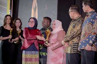 Komitmen Majukan Ekonomi Kerakyatan, Bupati Kasmarni Raih Penghargaan Bakti Koperasi Nayaka Mahambara 2026