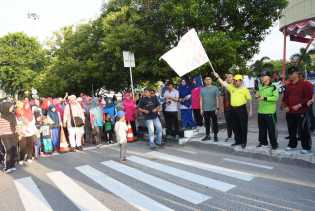 Sekda Bustami Lepas Gerak Jalan Sehat Tema Perempuan Bahagia