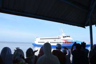 Isak Tangis Iringi Keberangkatan JCH Kloter 8 Bengkalis
