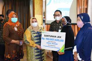 Kasmarni Serahkan Santunan Kematian BPJS Ketenagakerjaan