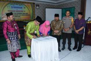 Disaksikan Bupati Amril Mukminin, Dispersip dan STIE Syari’ah BengkalisTeken MoU