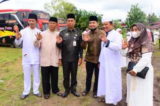 Lepas Keberangkatan Jamaah Tarekat Naqsabandiyah, Bupati Bengkalis Pesan Agar Selalu Kompak dan Jaga Kesehatan