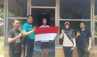 Partisipasi Semarakkan Hari Kemerdekaan, Satpol PP Bengkalis Bagikan 100 Bendera Merah Putih