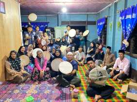 Main Kompang Bersama Warga, Mahasiswa Kukerta UNRI Ikut Melestarikan Budaya Lokal