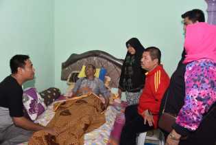 Bupati Amril Jenguk Camat Bathin Solapan yang Sakit di Kediamannya