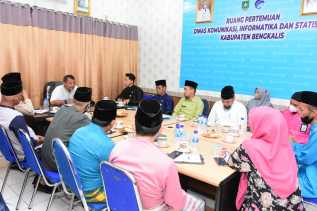 Kadis Kominfotik Hendrik Pimpin Rapat Perdana Setelah Dilantik