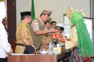 Usai Rehat Sejenak, Letjen TNI Doni Monardo Langsung Pimpin Rapat Karhutla