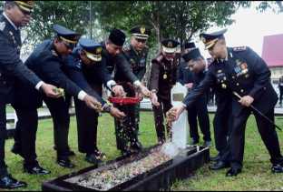 Kodim 0303 Bengkalis Laksanakan Ziarah Nasional, Bupati Bengkalis Ikut Tabur Bunga di Makam Pahlawan