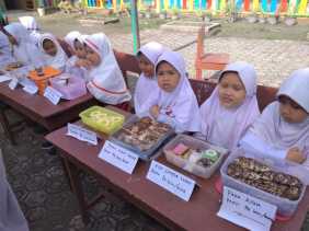 Jelang Terima Rapor, Siswa SD Aisyiyah Jual Kue Mueh dan Souvenir