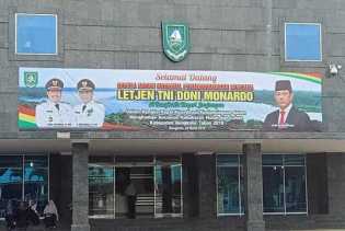 Sambut Mantan Danjen Kopassus, Papan Ucapan Padati Depan Pagar Kantor Bupati Bengkalis