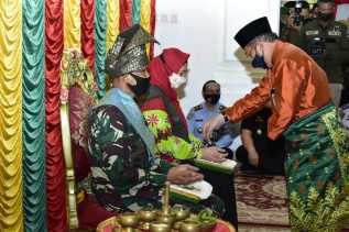Kedatangan Danrem 031/ Wira Bima Disambut Dengan Prosesi Adat Melayu