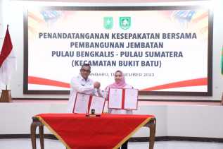 Bupati Kasmarni dan Gubernur Riau Tandatangani Kesepakatan Pembangunan Jembatan Sungai Pakning-Pulau Bengkalis