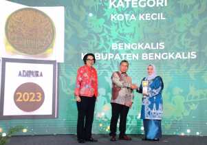 Bupati Kasmarni Terima Piala Adipura Kota Kecil Terbersih