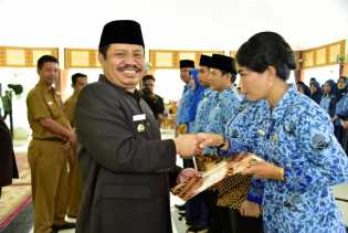 Serahkan 223 SK Pengangkatan PNS, Berikut Pesan Bupati Amril
