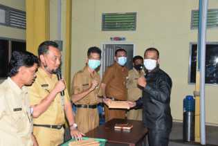 Hari Pertama Kerja 2021, Seluruh Pegawai Honorer Diskominfotik Bengkalis Terima SK