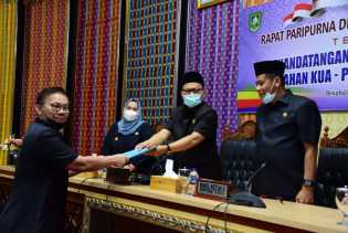 Kasmarni Dengarkan Penyampaian Pandangan Umum 7 Fraksi DPRD Tentang Ranperda Perubahan APBD 2021