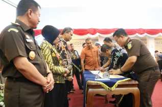 Usai Tandatangani Kerjasama, Bupati Amril Tugaskan Inspektur Selalu Berkoordinasi dengan APH