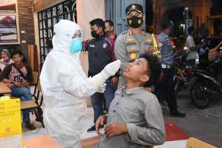 Puluhan Warga Tak Pakai Masker Langsung di Swab Antigen