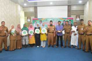 Tingkatkan SDM, Disdagprin Serahkan Bantuan Kepada Pelaku Usaha