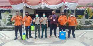 Tim Gugus Percepatan Penanganan Covid Semprot Disinfektan di Kantor Pemerintahan