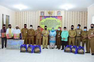 Plh Bupati Bengkalis Serahkan Bantuan Untuk Masjid dan Mushalla