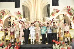 Bupati Kasmarni Pimpin Upacara Pernikahan Purna Praja Dwi dan Gunawan