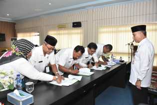 Pejabat Administrator dan Pengawas di Kesbangpol Teken Pakta Integritas