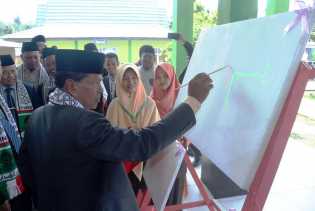 Bupati Bengkalis Bubuhkan Tulisan ALLAH pada Pembukaan Expo Kreatifitas Santri PMNH  