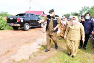 Kasmarni Tinjau 3 Lokasi Jalan Di Kecamatan Mandau