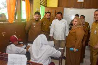Tinjau Asesmen Sumatif SD dan SMP di Mandau Pinggir, Bupati Kasmarni Harapkan Lulus Semua
