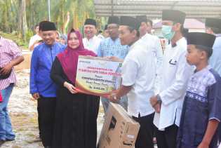 Bupati Kasmarni Serahkan Bantuan Kepada Masjid, Anak Yatim dan Dhuafa